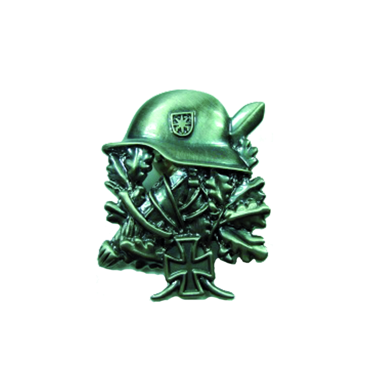 Anstecker "Stahlhelm mit Schwertern"